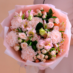 Нежный букет с кустовыми розами и диантусом #19