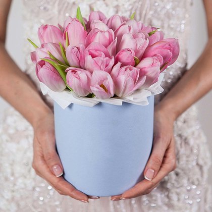 Шляпная коробка с розовыми тюльпанами BLUE