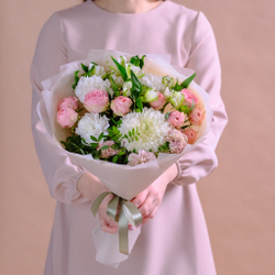 Нежный букет с премиум хризантемой и пионовидными розами #144